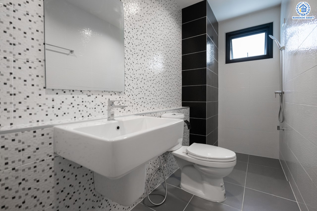 บ้านมือสองตกแต่งใหม่ ดีไซน์สวย ม.บ้านช่อชัยพฤกษ์ จรัญฯ-ปิ่นเกล้า เนื้อที่ 30.5 ตร.ว. ฟังก์ชัน 3 ห้องนอน 3 ห้องน้ำ จอดรถได้ 2 คัน รองรับทุกกิจกรรม บนทำเลเชื่อมต่อหลายเส้นทาง ใกล้จุดขึ้นทางด่วน "ศรีรัช" และรถไฟฟ้าสายสีแดง "สถานีบางบำหรุ"...